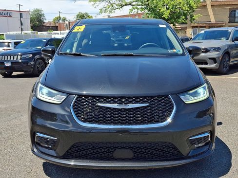 Used 2023 Chrysler Pacifica Touring-L FWD image 2
