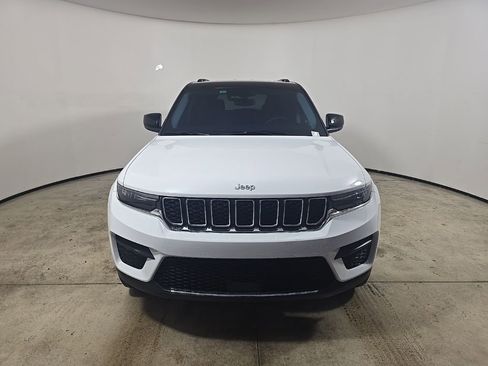 Used 2023 Jeep Grand Cherokee Laredo image 3