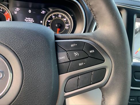 Used 2021 Jeep Cherokee Latitude Lux w/ Comfort/Convenience Group AWD/4WD image 23