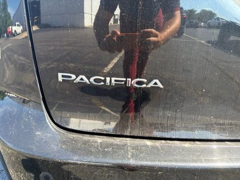 Used 2023 Chrysler Pacifica Touring-L FWD image 11