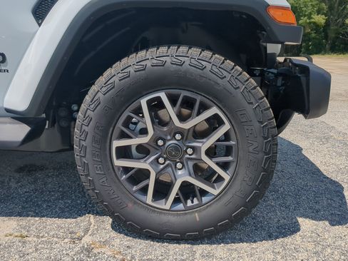 New 2026 Jeep Wrangler Unlimited Sahara AWD/4WD image 9