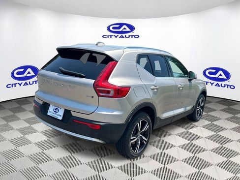 Used 2024 Volvo XC40 B5 Core AWD/4WD image 4