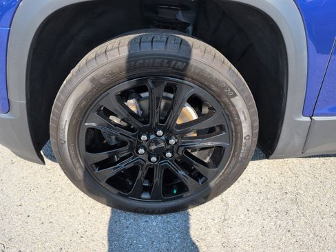 Used 2023 GMC Acadia SLT w/ Elevation Edition FWD image 2