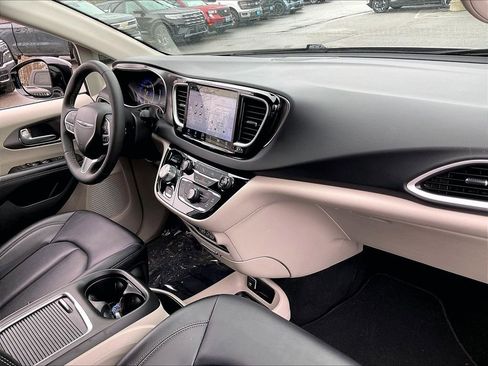 Used 2024 Chrysler Pacifica Touring-L image 13