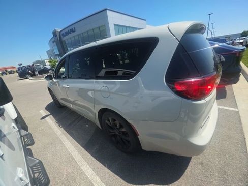 Used 2020 Chrysler Pacifica Touring w/ S Appearance Package FWD image 3