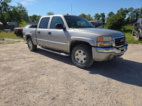 Used 2004 GMC Sierra 1500 SLT w/ Off-Road Package AWD/4WD image 4