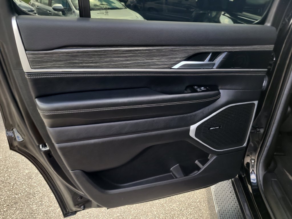 Used 2022 Jeep Wagoneer Series II RWD image 11