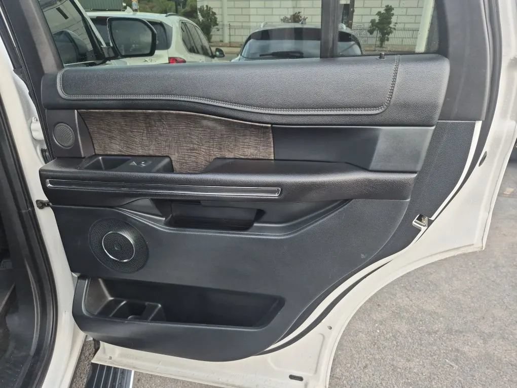 Used 2018 Ford Expedition Limited w/ Equipment Group 301A AWD/4WD image 16