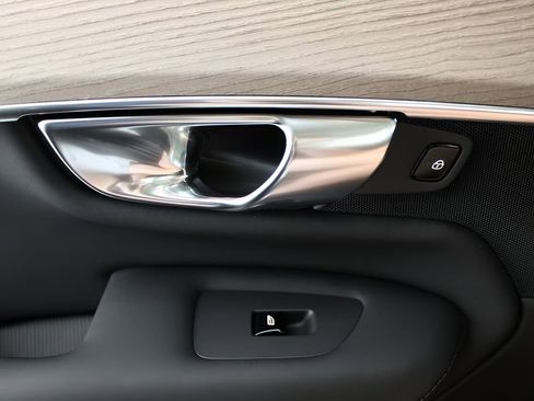 New 2025 Volvo XC90 T8 Core w/ Protection Package image 31