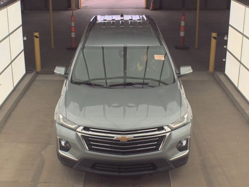 Used 2023 Chevrolet Traverse LT FWD image 2