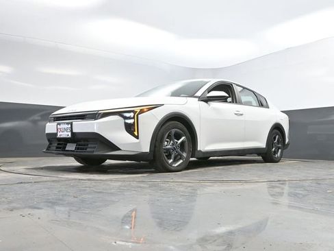 Used 2025 Kia K4 LXS image 46