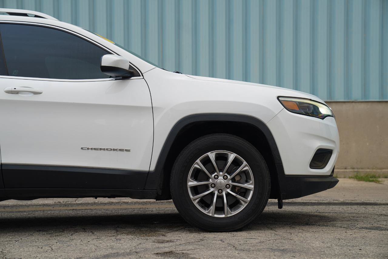 Used 2019 Jeep Cherokee Latitude Plus w/ Cold Weather Group AWD/4WD image 12