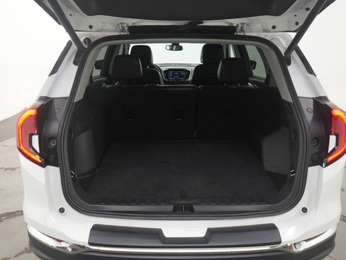 Used 2024 GMC Terrain SLT image 17