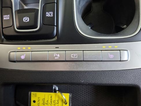 Certified 2023 Kia Carnival LX FWD image 17