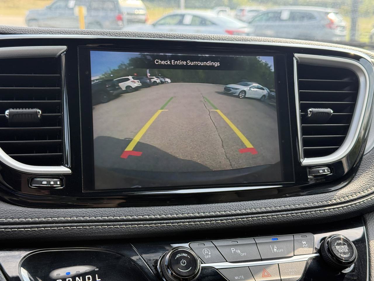Used 2023 Chrysler Pacifica Touring FWD image 35