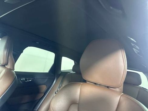 Used 2022 Volvo XC60 B5 Momentum image 12