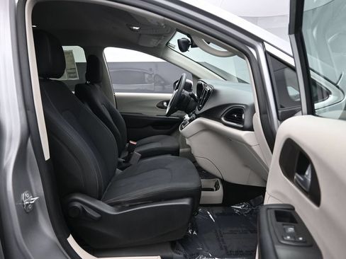 Used 2017 Chrysler Pacifica Touring FWD image 21