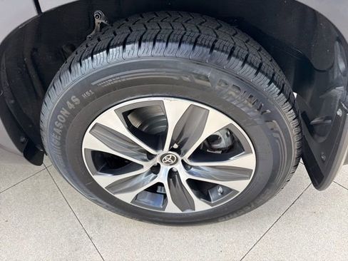 Used 2023 Toyota Highlander XLE AWD/4WD image 11