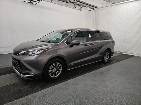 Used 2021 Toyota Sienna XLE image 2