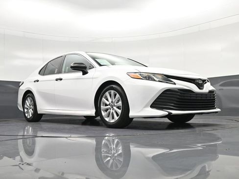 Used 2019 Toyota Camry LE FWD image 30