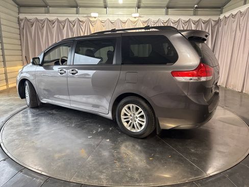 Used 2014 Toyota Sienna XLE image 4