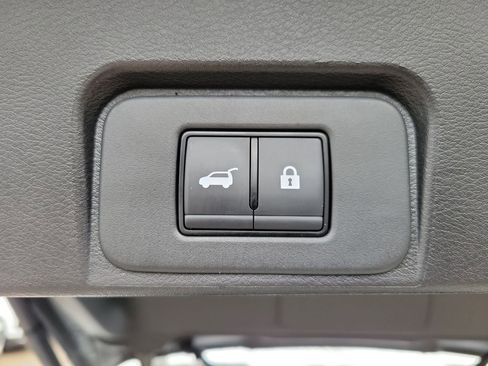 Used 2025 Nissan Rogue SV AWD/4WD image 9