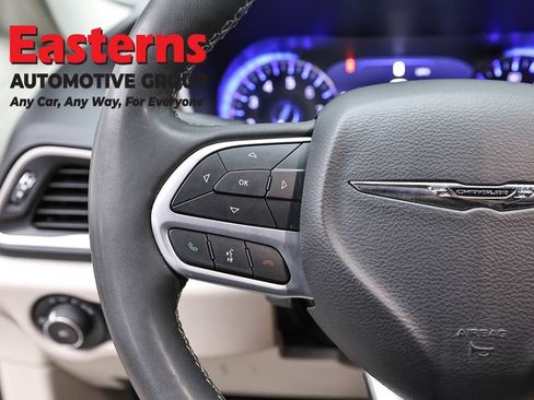 Used 2023 Chrysler Pacifica Touring-L FWD image 15