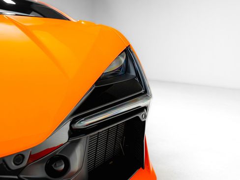 Used 2024 Lamborghini Revuelto AWD/4WD image 18