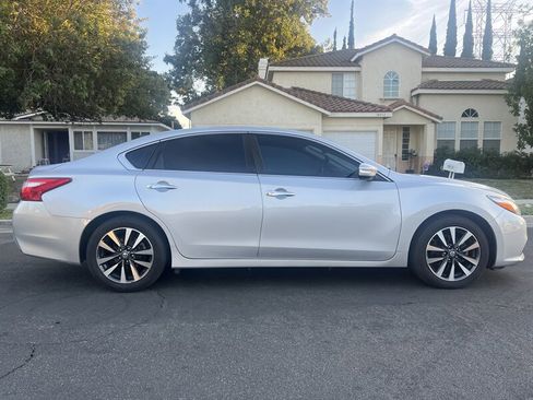 Used 2017 Nissan Altima 2.5 SL w/ Moonroof Package image 8