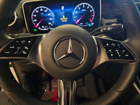 Used 2025 Mercedes-Benz GLC 300 image 25