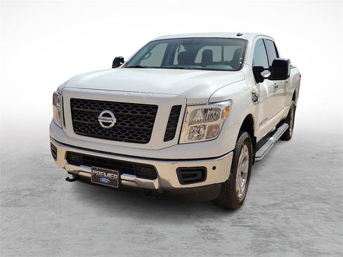 Used 2019 Nissan Titan SV w/ SV Convenience Package image 4