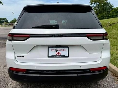Used 2023 Jeep Grand Cherokee Altitude AWD/4WD image 6