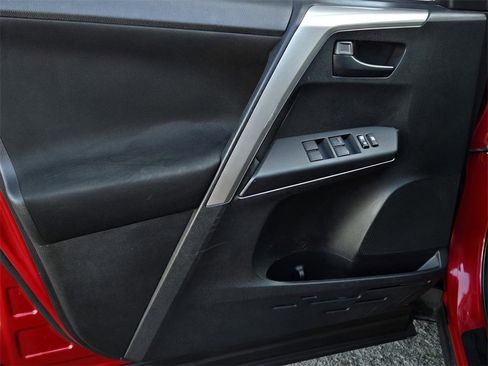 Used 2016 Toyota RAV4 LE image 10