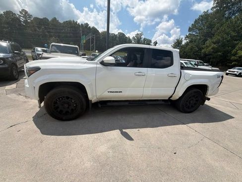 Used 2025 Toyota Tacoma TRD Sport AWD/4WD image 2