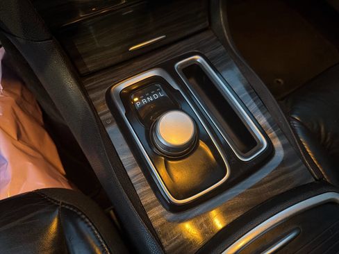 Used 2018 Chrysler 300 Touring L image 34