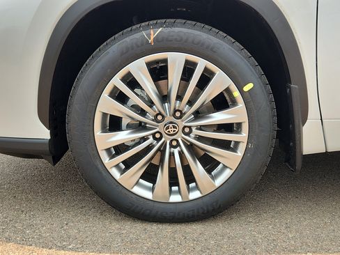 New 2026 Toyota Highlander Platinum AWD/4WD image 17