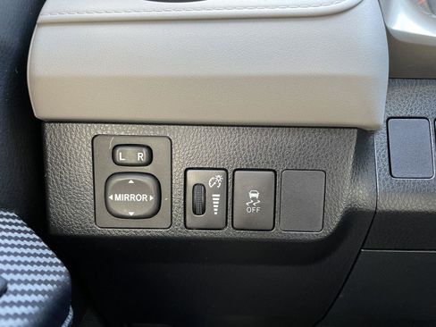 Used 2014 Toyota RAV4 LE image 28