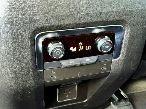 Used 2025 Chevrolet Suburban Z71 image 20