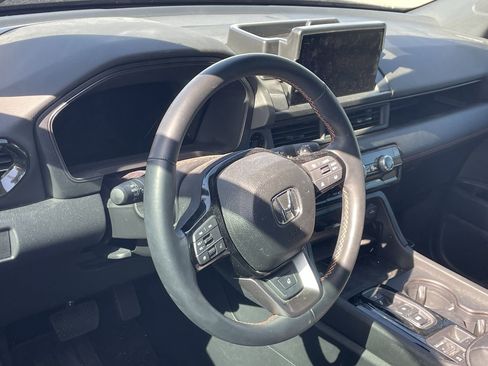 Used 2025 Honda Pilot TrailSport image 6