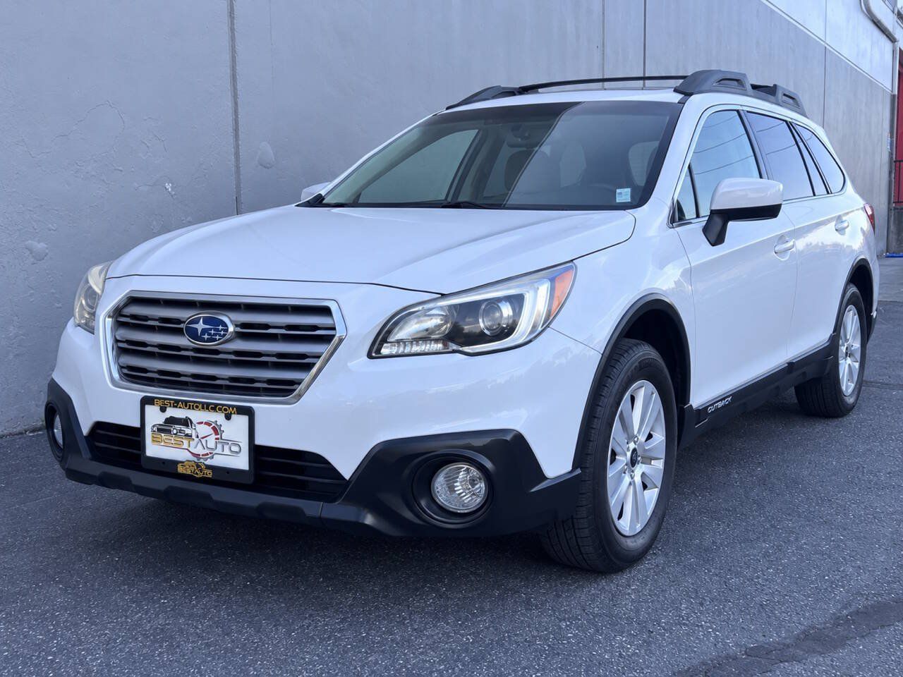 Used 2015 Subaru Outback 2.5i Premium AWD/4WD image 2