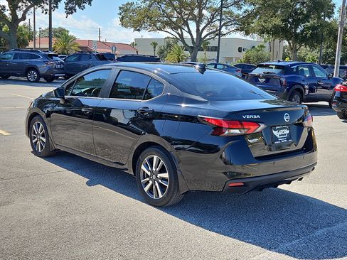 Used 2022 Nissan Versa SV image 3