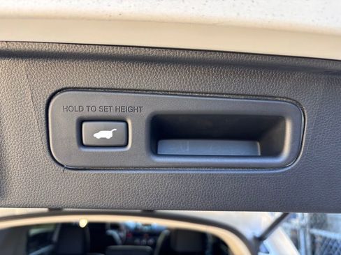 Used 2025 Honda Pilot Touring image 13