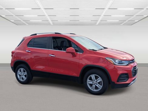 Used 2018 Chevrolet Trax LT w/ Sun & Sound Package image 8