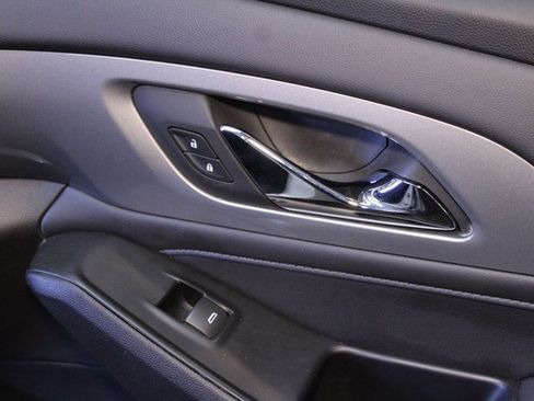 Used 2023 Chevrolet Traverse LT image 9