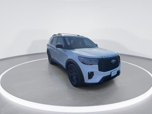 Used 2025 Ford Explorer ST image 2