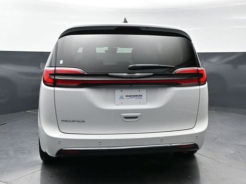 Used 2024 Chrysler Pacifica Touring-L image 6