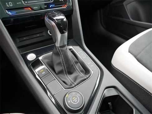 New 2025 Volkswagen Taos SE image 11