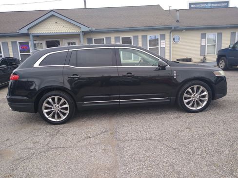Used 2010 Lincoln MKT AWD image 4