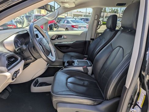 Used 2017 Chrysler Pacifica Limited FWD image 16