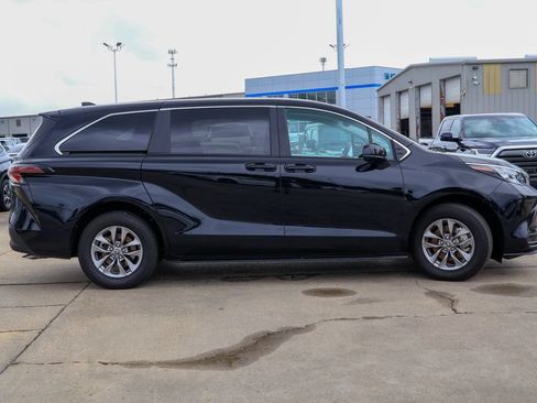 Used 2026 Toyota Sienna LE FWD image 27